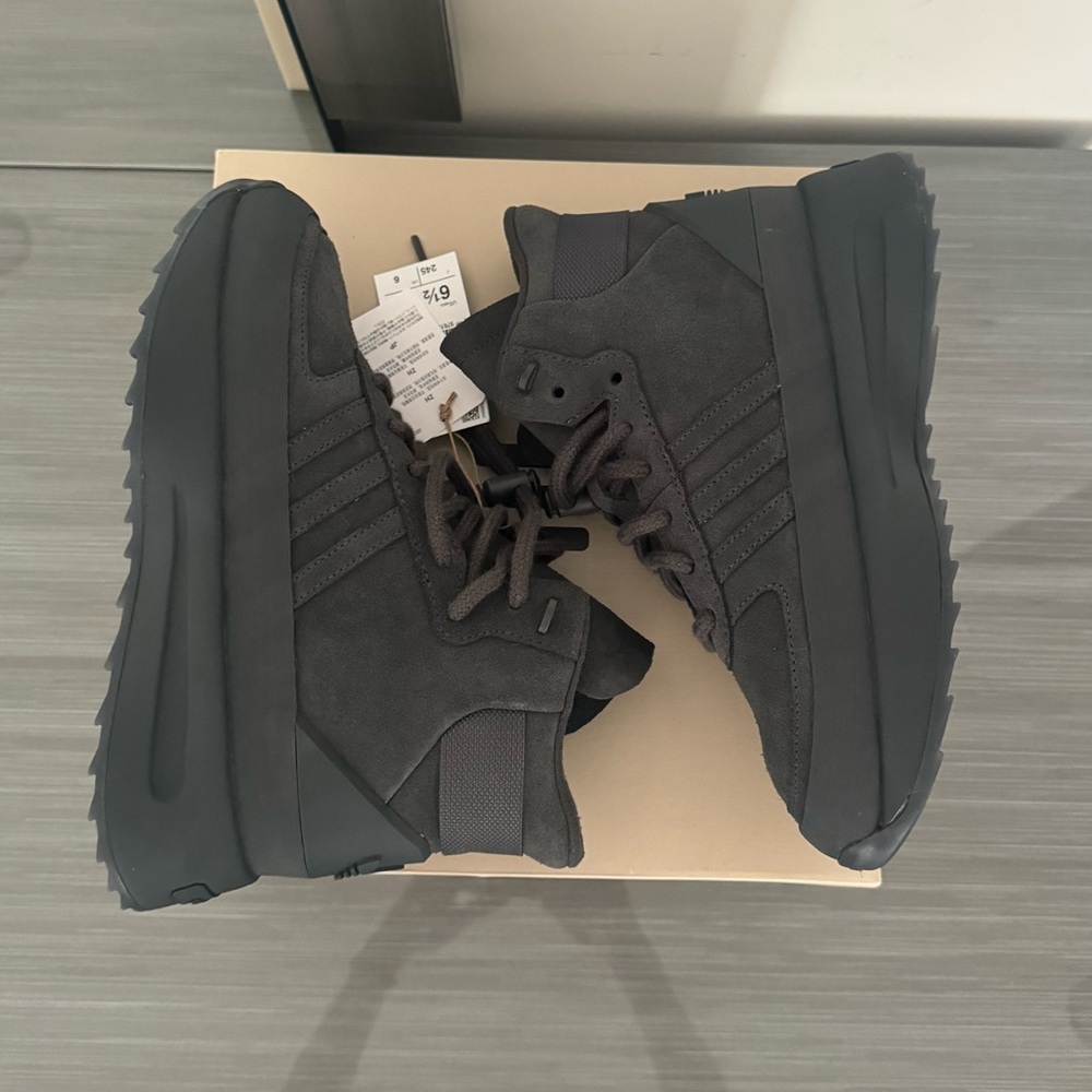 ADIDAS FEAR OF GOD ATHLETICS
Los Angeles Hiker NEW WOMAN SIZE 7.5☑️ MEN6.5 ☑️